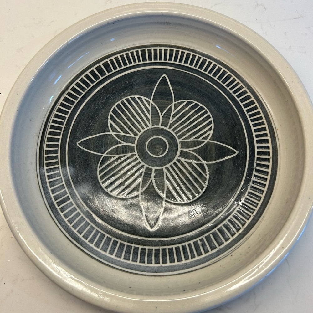 Grey and White Ceramic Serving / Pie Plate with Floral Design

11 inch diameter